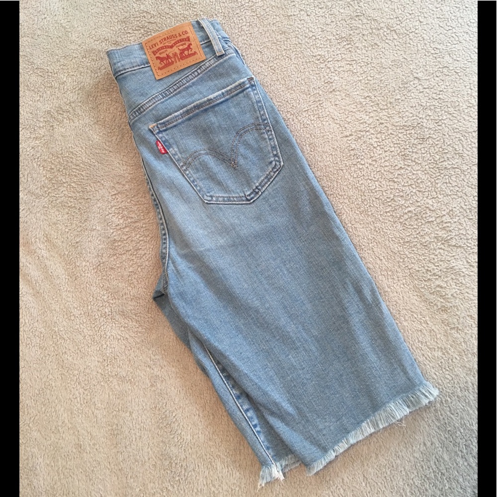 Levi’s Sz 25 High Rise Denim Shorts. Some stretch